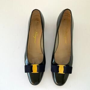 Ferragamo Very Dark Navy/Almost Black Vara Pumps with Blue Bow Size 8 1/2 3A